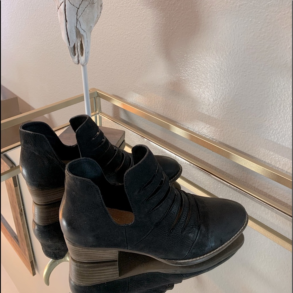 Seychelles size 8 Black Booties, only worn once!!